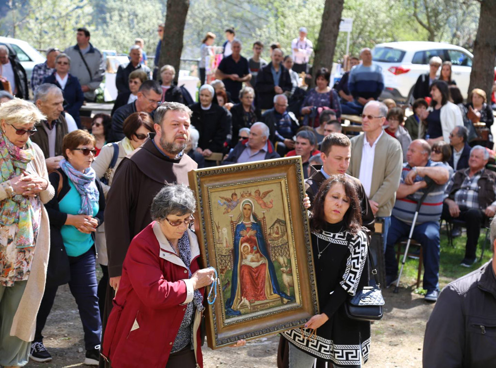 Nadbiskup Vukšić otvorio svibanjsku pobožnost u Olovu